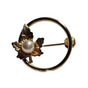 Vintage Gold Circle Maple Leaf Brooch With Faux Pearl Accent Pin 1 inch